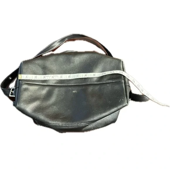 Coach Woman’s purse bag black silver zippers adjustable strap travel luxury - Picture 7 of 10